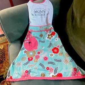 Brand new apron. Makes a great gift for others or yourself